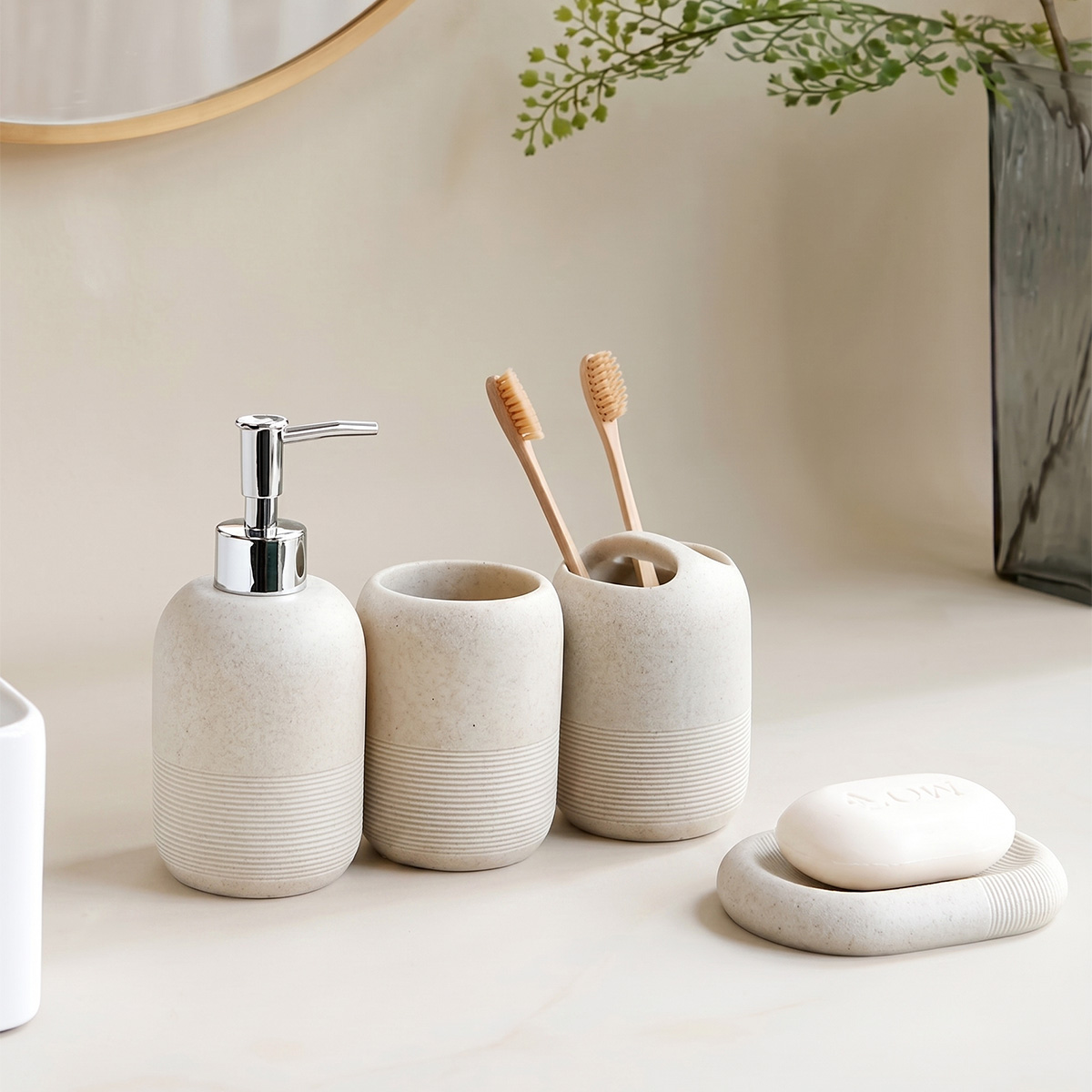 Zara Home Bathroom Set - モダンな砂岩樹脂製バスルームアクセサリーセット、4点セット - ローションソープディスペンサー、歯ブラシホルダー、ソープディッシュ、タンブラーが含まれます