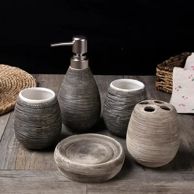 セラミックバスルーム用品、ローションボトル、歯ブラシホルダー - Zara Home Bathroom Set のレビューと価格