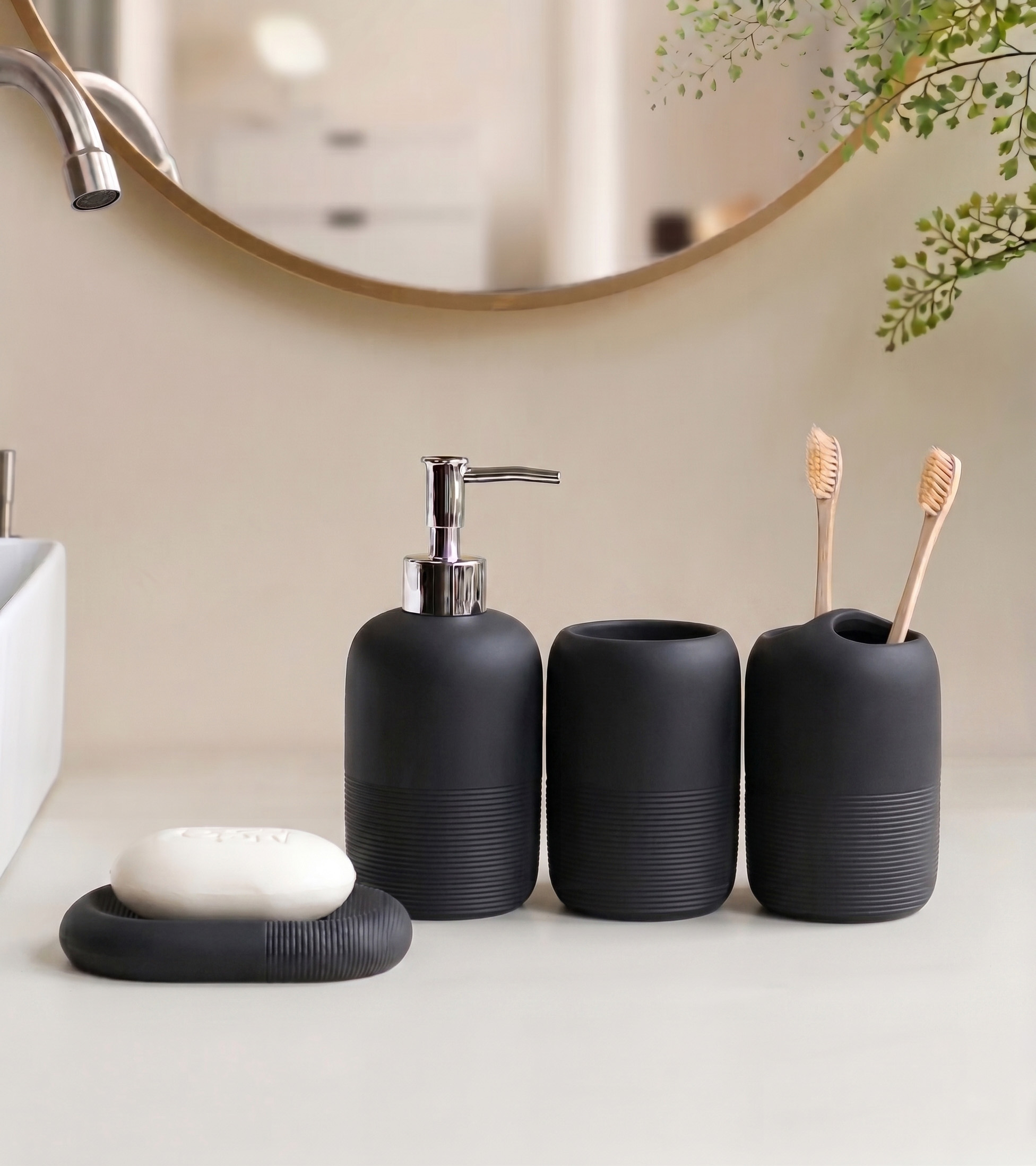 モダンな砂岩樹脂製バスルームアクセサリーセット、4点セット  - Zara Home Bathroom Set のレビューと価格