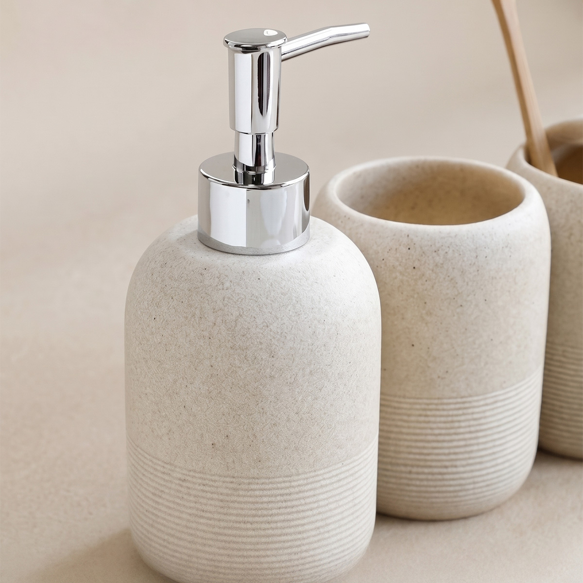 モダンな砂岩樹脂製バスルームアクセサリーセット、4点セット  - Zara Home Bathroom Set のレビューと価格