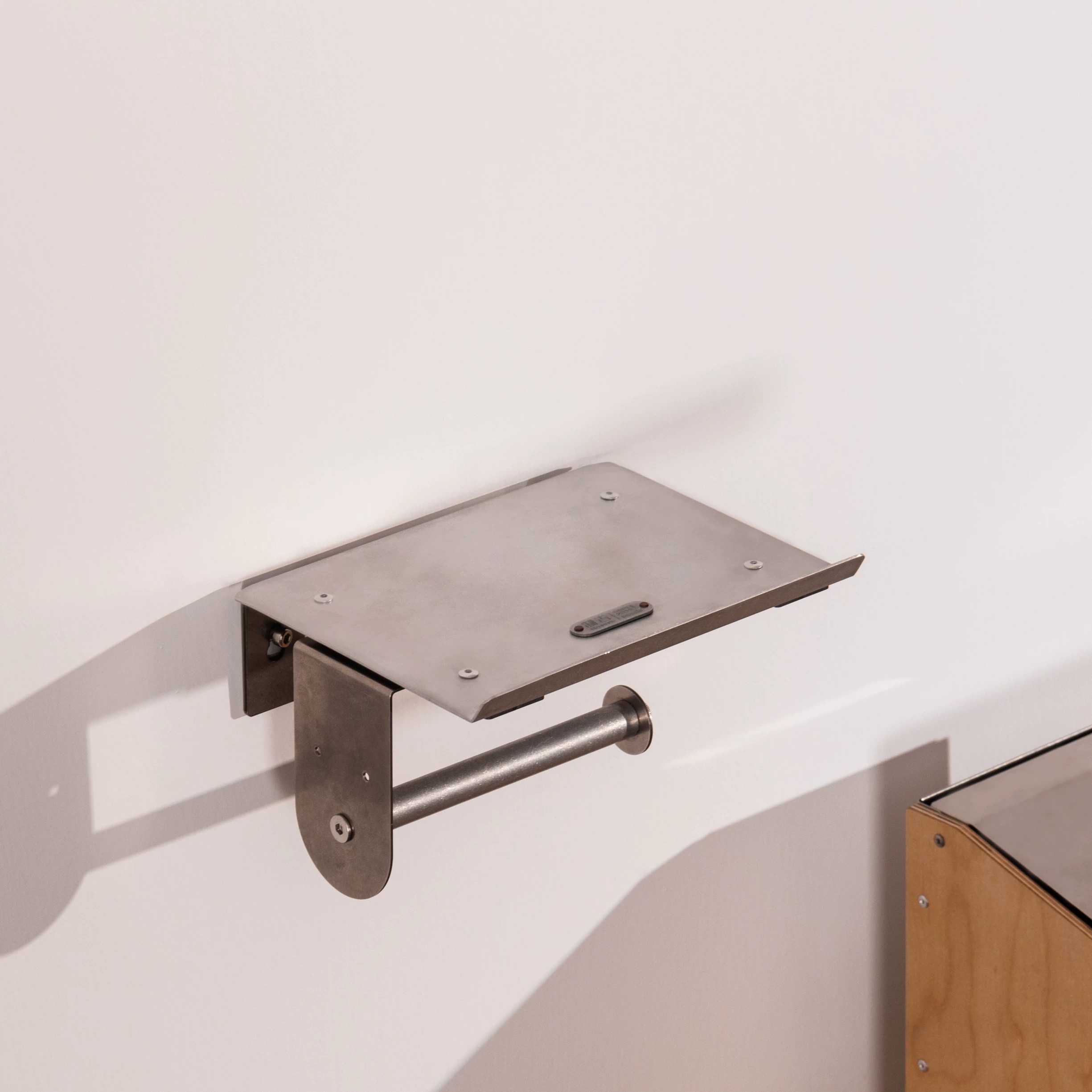 ミニマリスト壁掛けペーパータオルホルダー棚付きステンレススチ - Home Bathroom Paper Towel Holder のレビューと価格